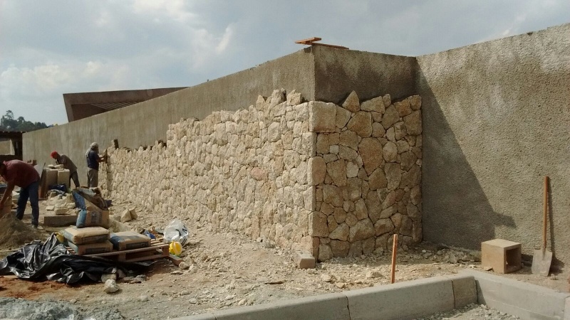 Aplicação de Pedras para Muros